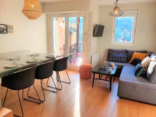 un salon avec une table et un canapé dans l'établissement La Riviere - Aiguille du Midi, à Chamonix-Mont-Blanc