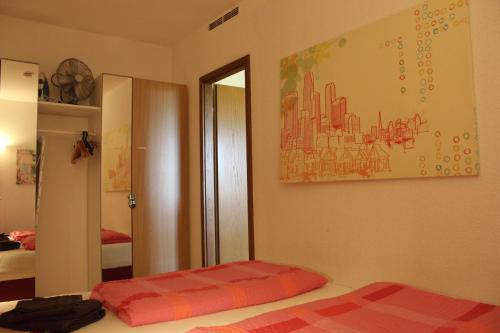 una camera da letto con un letto e un quadro sul muro di Harz-Fewo KY487 a Braunlage