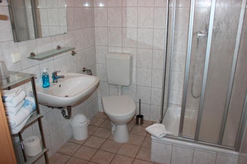ヴェルニゲローデにあるFerienwohnung 8のバスルーム(トイレ、シャワー、シンク付)