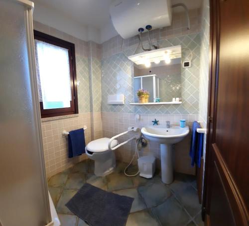 聖特雷莎加盧拉的住宿－La Filetta Alisei，一间带水槽和卫生间的浴室