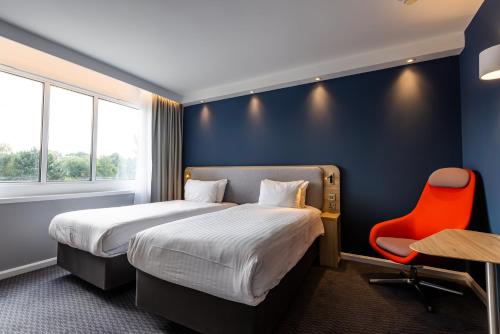 Säng eller sängar i ett rum på Holiday Inn Express Norwich, an IHG Hotel