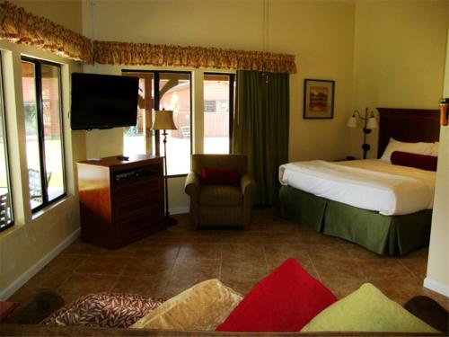 A bed or beds in a room at Roundhouse Resort, a VRI resort