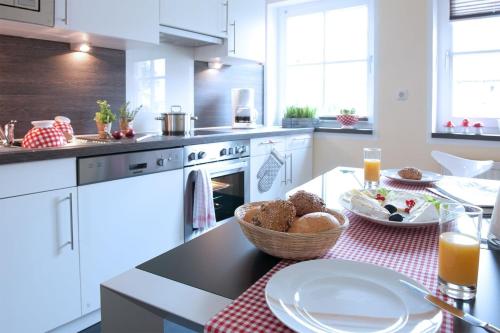 een keuken met een tafel en een mand met eten erop bij Ferienhaus Yvonne in Otterndorf