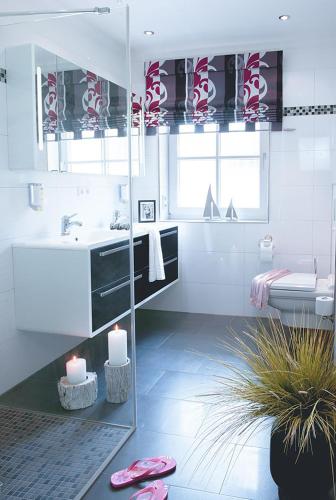 een witte badkamer met een wastafel en een spiegel bij Ferienhaus Yvonne in Otterndorf
