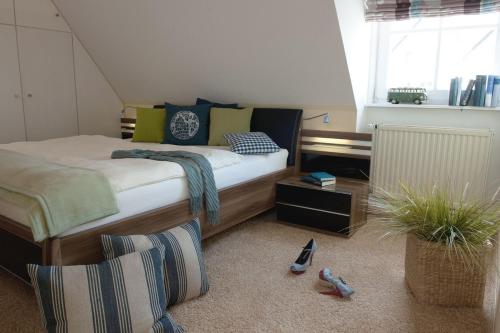 een slaapkamer met een bed en 2 stoelen bij Ferienhaus Yvonne in Otterndorf