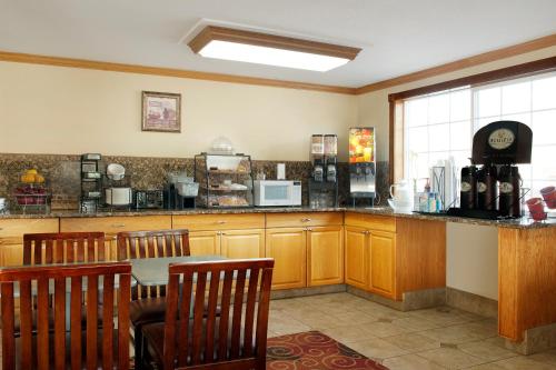 eine Küche mit Tisch und Stühlen und einer Theke in der Unterkunft Days Inn by Wyndham Yakima in Yakima