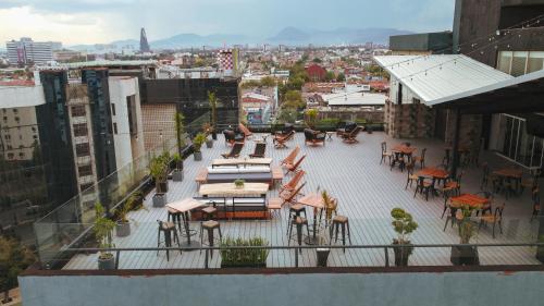 un patio al aire libre con mesas y sillas en un edificio en Hotel Fontan Reforma Centro Historico, en Ciudad de México
