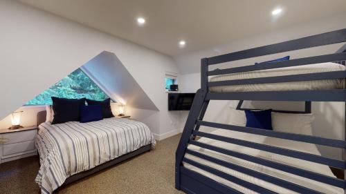 Двох'ярусне ліжко або двоярусні ліжка в номері Modern Home with Forested Views by Harmony Whistler