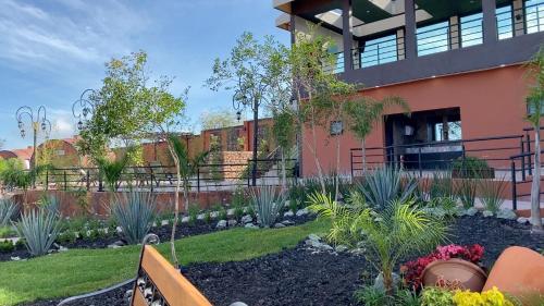 a garden in front of a building with plants at Casa Naiyari in Tepic