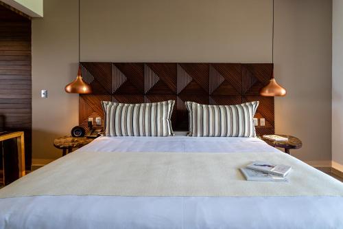 Un dormitorio con una cama grande con dos almohadas. en Ventus Ha at Marina El Cid Spa & Beach Resort - All Inclusive, en Puerto Morelos