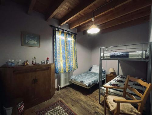Saint-Sauveur-de-PeyreにあるChez Routchoのベッドルーム1室(二段ベッド1組、デスク、椅子付)