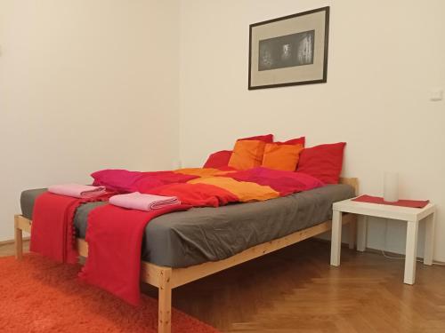 布拉格的住宿－Garden Apartment，一张床上有色彩缤纷的毯子,放在房间里
