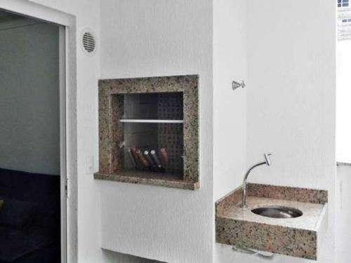 baño con lavabo y chimenea en la pared en 1044 - Apartamento de 01 dormitório em Bombinhas - Residencial Egídio Pinheiro 101 B, en Bombinhas