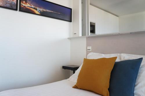 a bedroom with a bed with a tv on the wall at T1 Vue Panoramique Mer & Iles Frioul in Marseille