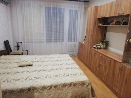 Un dormitorio con una cama grande y una ventana en ХОУМ ВТ, en Veliko Tŭrnovo
