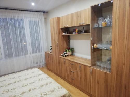 una sala de estar con una pecera en un armario de madera en ХОУМ ВТ, en Veliko Tŭrnovo
