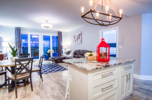 une cuisine et un salon avec une lanterne rouge sur un comptoir dans l'établissement BRAND NEW! Laketown Wharf 633! Amazing 3 BD, Great Location, And Awesome Amenities!, à Panama City Beach