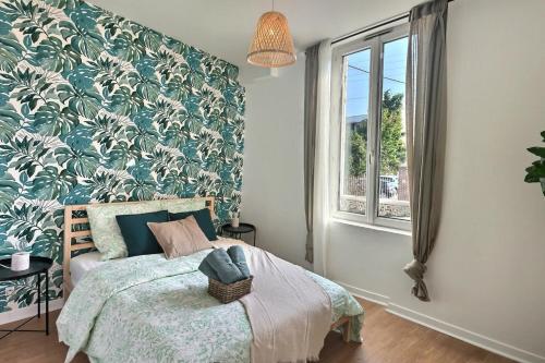 1 dormitorio con 1 cama con papel pintado azul y blanco en F2 LA PAUSE EBROICIENNE PROXIMITE GARE en Évreux