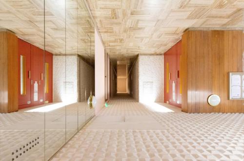 an empty hallway in a building with a wooden ceiling at Magnifique 2 pièces Palm Beach bord mer in Cannes