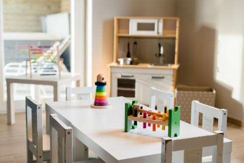 a toy table and chairs with a toy house on it at Coq au lit: Maison d'étoile in De Haan