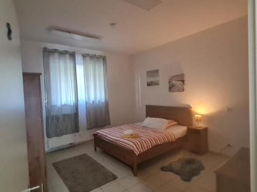 a small bedroom with a bed and a window at Pension am Rathaus, 24h Check-IN in Mundelsheim