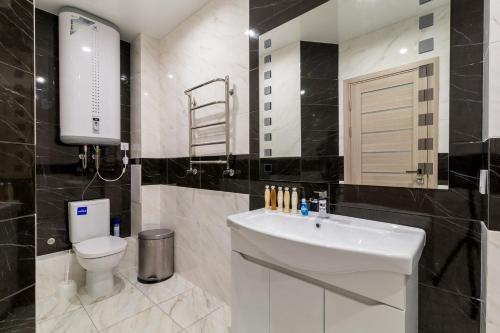 ドニプロにあるLux 3-bedroom apartment in Most City areaのバスルーム(白い洗面台、トイレ付)