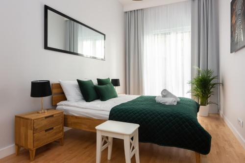 華沙的住宿－Millennium Express Green，一间卧室配有一张床、一张桌子和一面镜子