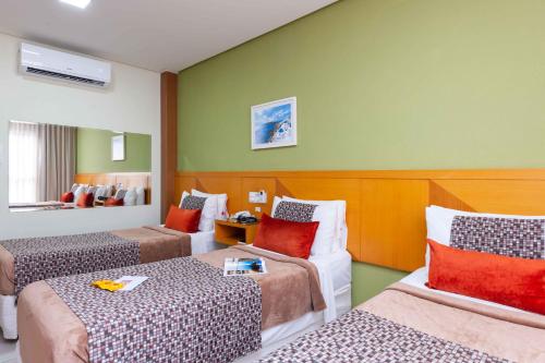 เตียงในห้องที่ Hotel Santorini