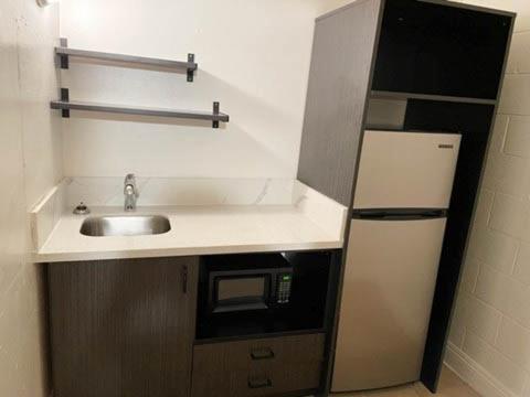 uma pequena cozinha com um lavatório e um micro-ondas em Studio 6 North Las Vegas, NV em Las Vegas