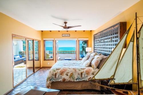 Giường trong phòng chung tại Oceanfront Villa W One Of A Kind Amazing View