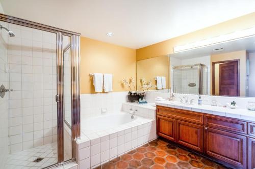 uma casa de banho com uma banheira, um lavatório e um chuveiro em Oceanfront Villa W One Of A Kind Amazing View em Avalon