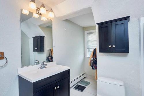 y baño con lavabo, aseo y espejo. en Executive Suite Loft - Harvard Allston Campus, en Boston