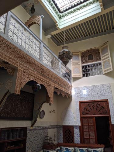 una stanza con balcone, porta e soffitto di Dar nadaa a Fes