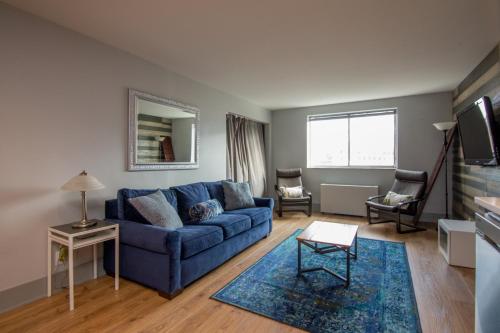 a living room with a blue couch and a table at 804 Walk to World Cup 2026, MBS, DT ATL, Parking in Atlanta