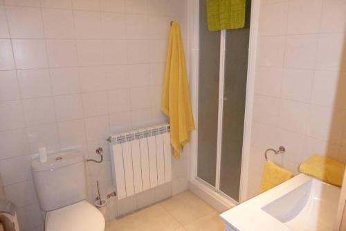 bagno con servizi igienici, lavandino e asciugamano giallo di Casa Rural El Silvestrito a Valdejeña
