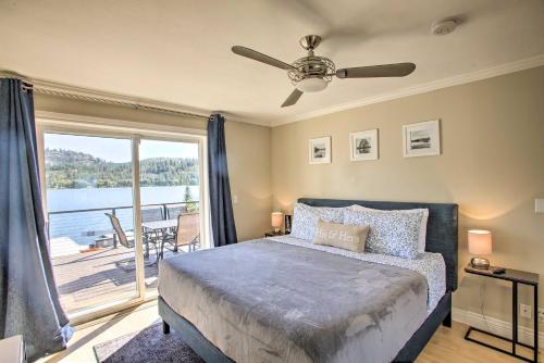 een slaapkamer met een bed en uitzicht op het water bij Updated Lakefront Home with Game Room and Fireplace! in Nine Mile Falls