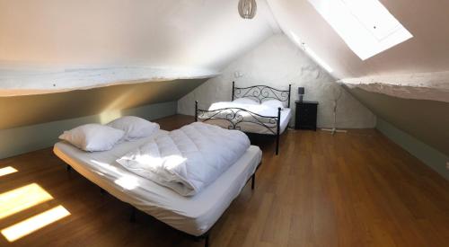 1 dormitorio con 2 camas en un ático en Gite Aubusson, en Aubusson
