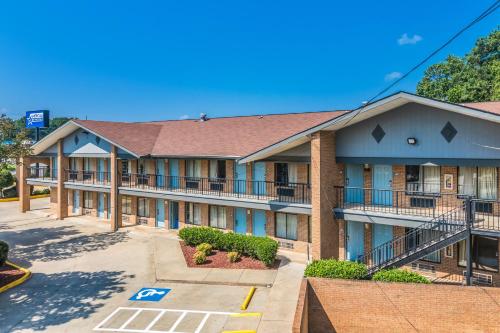 an image of the front of a building at Americas Best Value Inn Stockbridge in Stockbridge