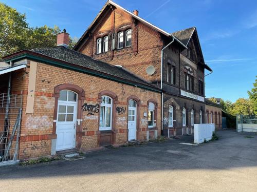 an old brick building with graffiti on it at Relax Hotel-Ludwigshafen in Ludwigshafen am Rhein