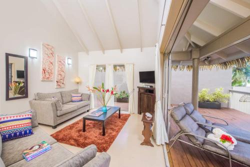 Un lugar para sentarse en Cook Islands Holiday Villas - Muri Lagoon Beachfront