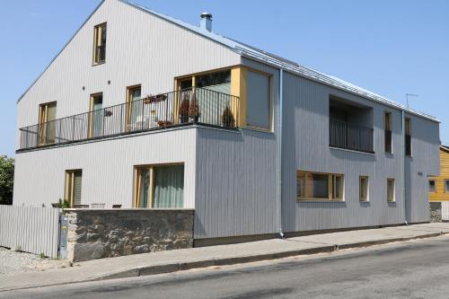 un bâtiment blanc et gris sur le côté d'une rue dans l'établissement Tolli korter, à Kuressaare