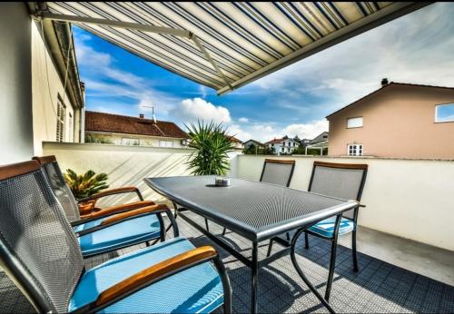 eine Terrasse mit einem Tisch und Stühlen auf dem Balkon in der Unterkunft Apartment Sveto - 400 m from beach in Biograd na Moru