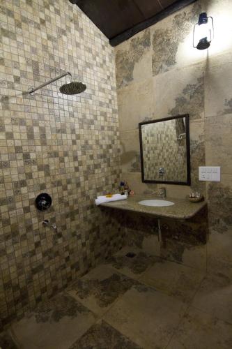 a bathroom with a sink and a mirror at Aranyak Resort in Tāla