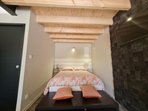 1 dormitorio con 1 cama con 2 almohadas en Gîte Rochetrejoux, 1 pièce, 4 personnes - FR-1-426-478, 