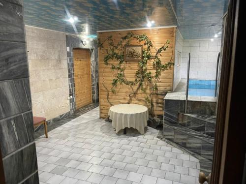 bagno con doccia e tavolo di Гостевой дом Шумкар Азия Guest House Shumkar Asia a Bishkek