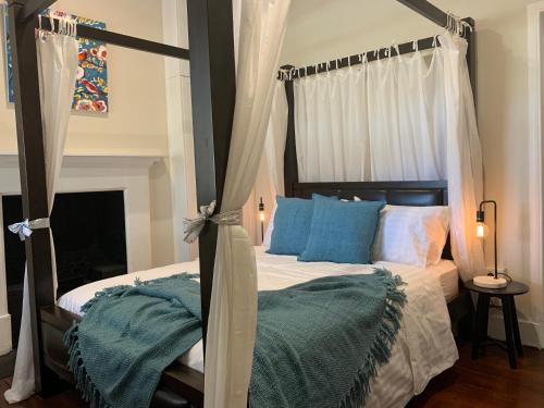 Säng eller sängar i ett rum på Warders Cottage: Iconic Cottage in the Heart of Freo