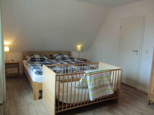 - une chambre avec un lit bébé dans l'établissement Ferienhaus im Kanalblick, à Osterrönfeld