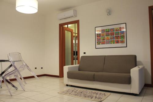 ein Wohnzimmer mit einem Sofa und einem Gemälde an der Wand in der Unterkunft Poetto Beach in Cagliari