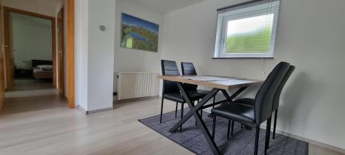 una mesa de comedor y sillas en una habitación en FN City Bungalow, en Friedrichshafen