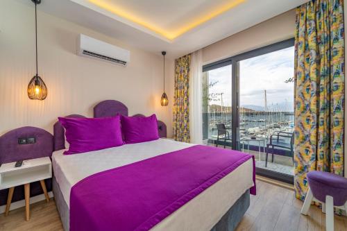 Postel nebo postele na pokoji v ubytování Ece Marina Suites